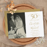 Invitación Firma dorada foto del 50 aniversario del Boda<br><div class="desc">Con nombres de firma de guiones dorados. Personalice con su especial información de 50 años de oro en letras de oro de moda y foto especial. Diseñado por Thisisnotme©</div>