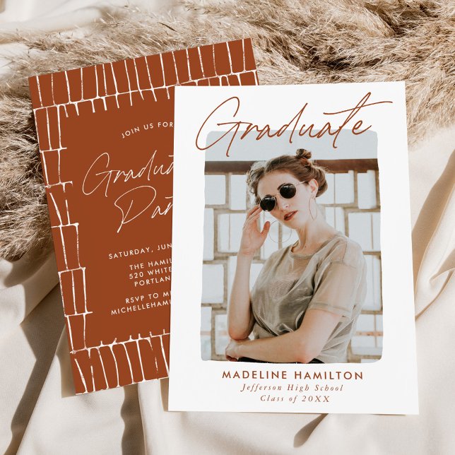 Invitación Firma Script Terracotta Photo Graduation Party (Subido por el creador)