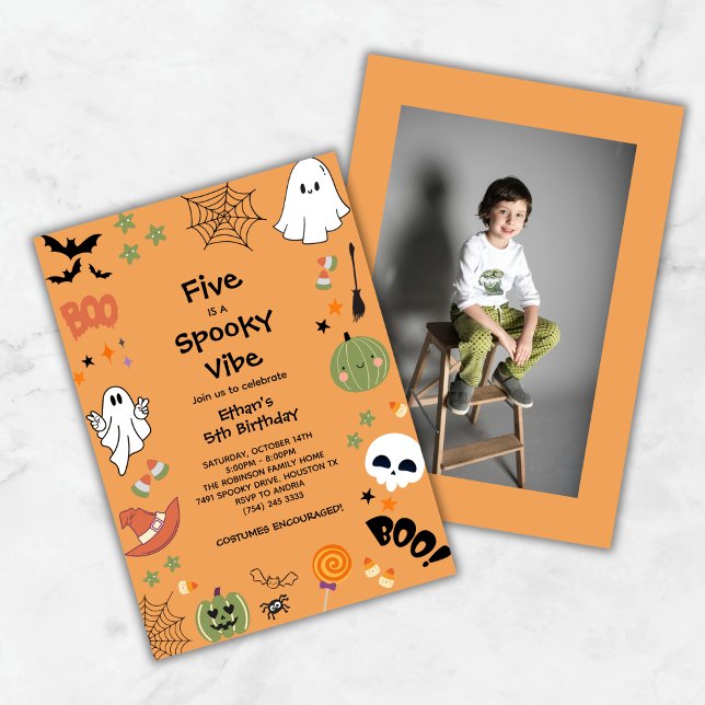 Invitación Five es un Fotomontaje de Vibe espeluznante Hallow (Five is a Spooky Vibe Photo Halloween 5th Birthday Invitation )