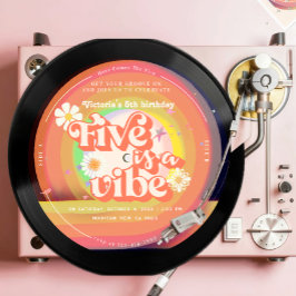 Invitación FIVE es una margarita arcoiris retro de vibe Groov