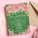 Invitación Flandes florales de primavera peonías de madera de<br><div class="desc">Estilo rústico dulce dulce de 16/16 años de fiesta elegante plantilla de invitación sobre vibrante madera verde esmeralda brillante de granero con grandes rosas de peonía rosada y cuerdas de luces intermitentes. Rellene su información en los puntos, Puede elegir personalizar de los tipos de letra y los colores de las...</div>