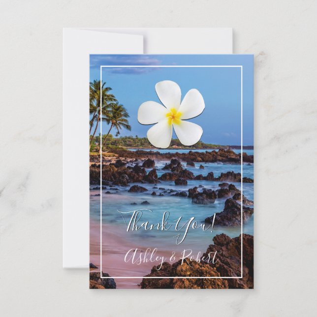 Invitación Flor blanca de Plumeria con playa tropical, gracia (Anverso)