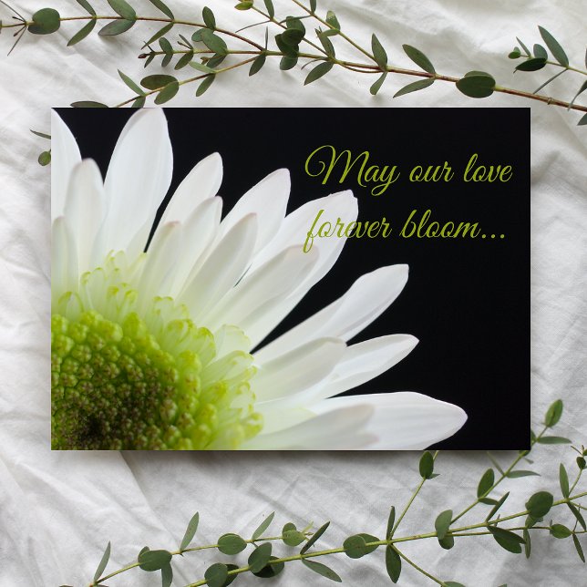Invitación Flor de margarita blanca sobre Boda negro (Invite guests to your marriage ceremony with the pretty White Daisy on Black Wedding Invitation.)