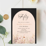 Invitación Flor de melocotón negro floral 50 cumpleaños lujo<br><div class="desc">Una elegante invitación a la flor. Fondo negro y arco de color melocotón. Decorada con flores silvestres de color agua en tonos beige y rosa.</div>