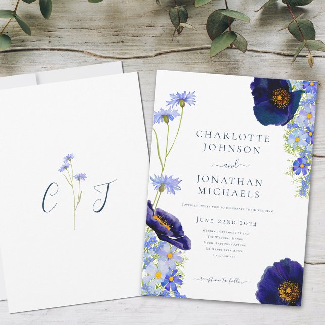 Invitación Flor Silvestre Azul Rústico (Elegant wildflower blue summer floral wedding invitation with bride and groom monogram initials)