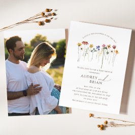 Invitación Flor silvestre colorida en el camino de las pareja