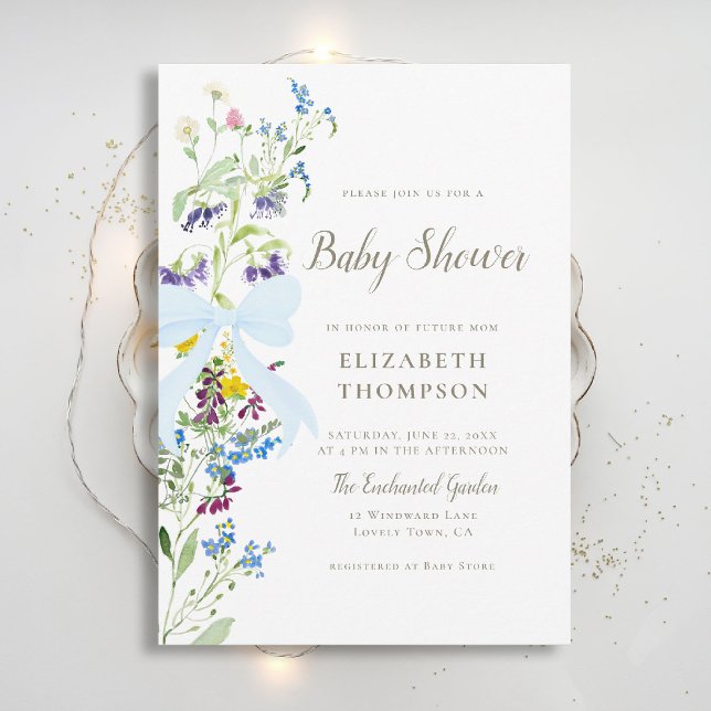 Invitación Flor silvestre suave florece azul Bow Boy Baby Sho (wildflowers baby shower invitation blue bow elegant garden party colorful happy watercolor rustic)