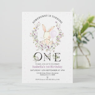 Invitación Flor violeta alguna conejita primer cumpleaños
