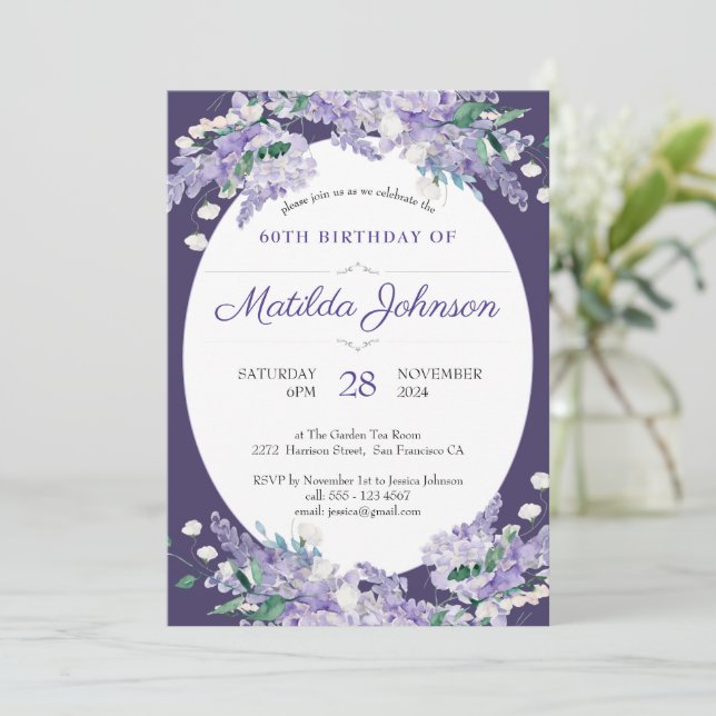 Invitación Floral 60 cumpleaños Wisteria morada oscura elegan (Anverso de pie)