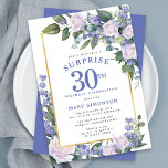 Invitación Floral blanca azul 30 Fiesta sorpresa por cumpleañ<br><div class="desc">Honre a una mujer especial con esta elegante y femenina invitación de la Fiesta sorpresa de cumpleaños número 30. Sorpresa y la trigésima están escritas en grandes textos azules. Sigue la celebración del cumpleaños. El nombre de la clientela distinguida también está escrito en mayúsculas azules. Los detalles de la celebración...</div>