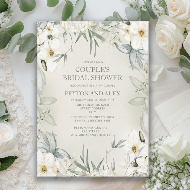 Invitación Floral blanca Sage Green Couple Bridal Shower (White flowers and sage green leaves couple's bridal shower invitation)