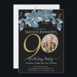 Invitación Floral Blue Black Gold Photo 90th Birthday Party<br><div class="desc">Floral Blue Black Gold Fotografía 90th Birthday Party Invitation. Presentamos nuestra exquisita Invitación a los Años Florales, una perfecta fusión de simplicidad moderna y delicada belleza. Esta tarjeta de invitación diseñada por un personalizado ofrece una cautivadora mezcla de azul y oro, creando un entorno encantador que prepara el escenario para...</div>