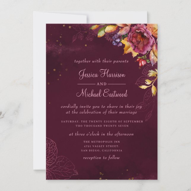 Invitación Floral Caída Rosa Borgoña Boda Monograma Dorado (Anverso)