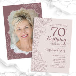 Invitación Floral Dusty Pink Foto 70 cumpleaños<br><div class="desc">Floral Dusty Rubor Pink and Mauve Photo 70th Birthday Party Invitation. Diseño elegante y moderno con detalles botánicos de dibujos y tipografía. Sencilla carta de invitación a la moda, perfecta para una elegante celebración de cumpleaños femenina. Se puede personalizar a cualquier edad. Invitaciones Zazzle impresas o una plantilla imprimible digital...</div>