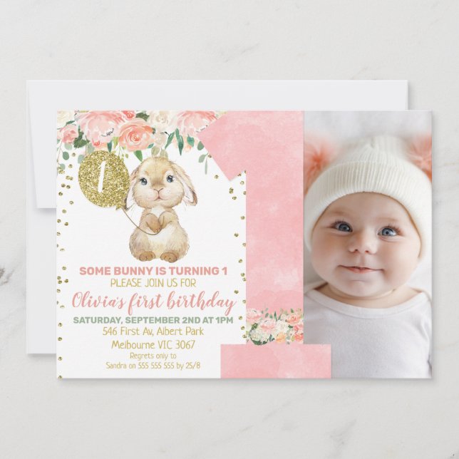 Invitación Floral Foto Rosa Fluffy Bunny Primer cumpleaños (Anverso)