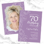 Invitación Floral Lavender Purple Photo 70th Birthday Party<br><div class="desc">Floral Lavender Purple Photo 70th Birthday Party Invitation. Diseño moderno minimalista con acentos de dibujos botánicos y tipo de letra de guión tipográfico. Sencilla carta de invitación a la moda, perfecta para una elegante celebración de cumpleaños femenina. Se puede personalizar a cualquier edad. Invitaciones Zazzle impresas o una plantilla imprimible...</div>