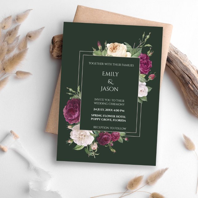Invitación Floral moderna de esmeralda verde borgoña (Modern Emerald Green Burgundy Floral Invitation on a boho table.)