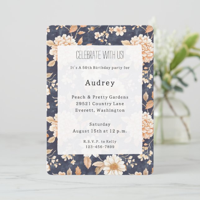 Invitación Floral Navy Blue Cream Peach 50 cumpleaños (Anverso de pie)