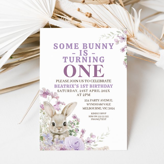 Invitación Floral púrpura alguna conejita que cumple un prime (Some bunny is turning one 1st birthday invitation with fury bunny and purple wildflowers.  Easter)