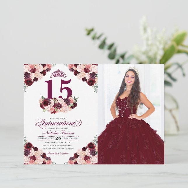 Invitación Floral rosa borgoña Quinceanera foto de cumpleaños (Anverso de pie)
