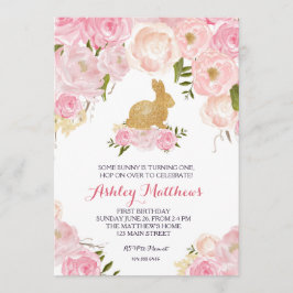 Invitación floral rosa de cumpleaños de conejo de 
