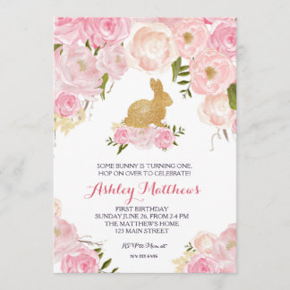 Invitación floral rosa de cumpleaños de conejo de 