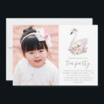 Invitación Floral Swan Princess Birthday Photo Tea Fiesta<br><div class="desc">Esta hermosa invitación a la fiesta de cumpleaños con fotos incluye un cisne pintado con una corona floral y flores debajo. Fácil de personalizar para cualquier cumpleaños de niña, ¡ya sea un primer, segundo, tercer o más cumpleaños! La parte posterior de la tarjeta contiene rayas blancas diagonales sobre un fondo...</div>