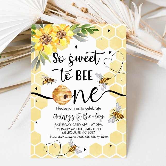 Invitación Floral Tan Dulce Por Ser Una Abeja Primer Cumpleañ (So sweet to bee one themed first birthday invitation featuring some bees and sunflowers.)