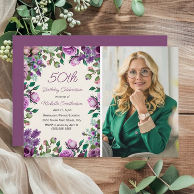 Invitación Floral verde morada de la menta 50.ª foto de cumpl (Purple floral 50th birthday party photo invitation)