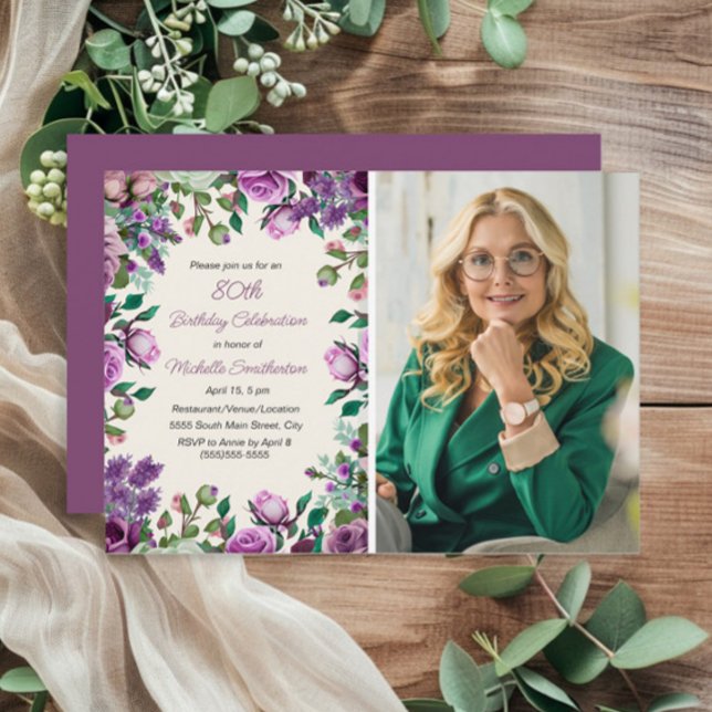 Invitación Floral verde morada de la menta 80.ª foto de cumpl (Purple floral and mint green leaves 80th birthday photo invitation)
