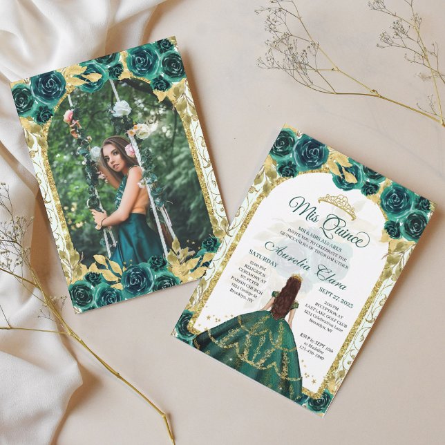 Invitación Floral verde Princesa Arco de Oro Foto Quinceanera (Subido por el creador)