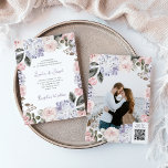Invitación Flores acuarelas con Boda de código QR y foto<br><div class="desc">Esta hermosa invitación a la boda presenta un marco de flores y rosas de hidrato rosa y púrpura de color de agua vintage, con un elegante guión moderno y texto clásico. La parte posterior de la invitación incluye una foto rodeada de otro marco floral y un escaneado código QR para...</div>