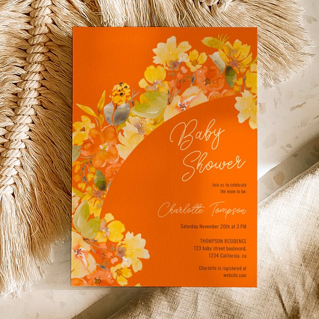Invitación Flores amarillas caídas guión bebé ducha (Fall boho yellow flowers script baby shower invitation on orange)