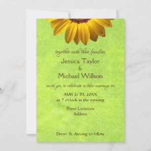 Invitación Flores amarillas en un abstracto monograma verde