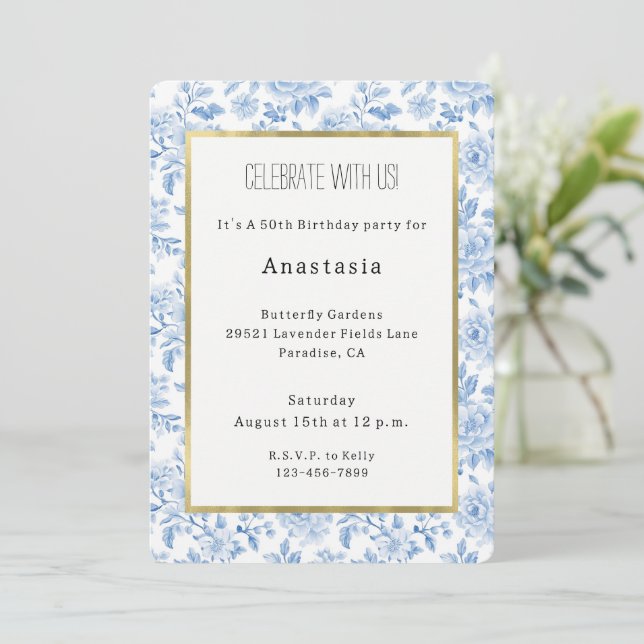 Invitación Flores blancas azules románticas Cumpleaños (Anverso de pie)