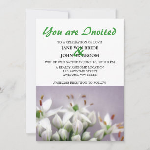 Invitación Flores blancas de cebollino y ajo sobre fondo púrp