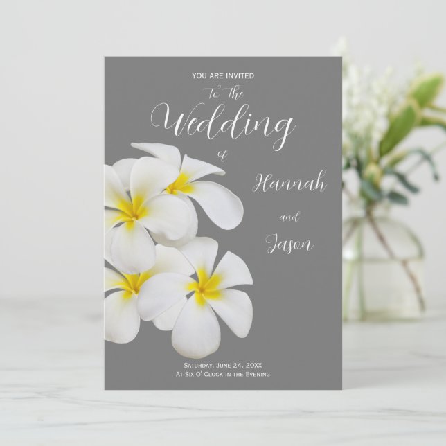 Invitación Flores blancas de Frangipani, en gris medio, Boda (Anverso de pie)