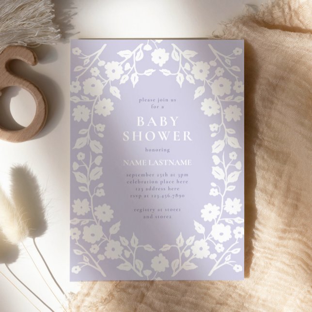 Invitación Flores blancas encantadoras Baby Shower púrpura Pa (Subido por el creador)
