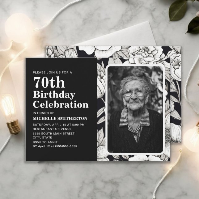Invitación Flores blancas negras foto 70 cumpleaños (Black and white floral 70th birthday photo invitation)