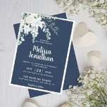 Invitación Flores blanquecinas románticas florales y suaves b<br><div class="desc">Crea la suite Boda perfecta con esta romántica y hermosa invitación a la boda, con un delicado ramo de acuarela con flores blancas y suaves, sobre la vegetación y otros follajes botánicos en la esquina superior izquierda, sobre un elegante fondo azul prusiano. Edite fácilmente los campos de plantilla para agregar...</div>