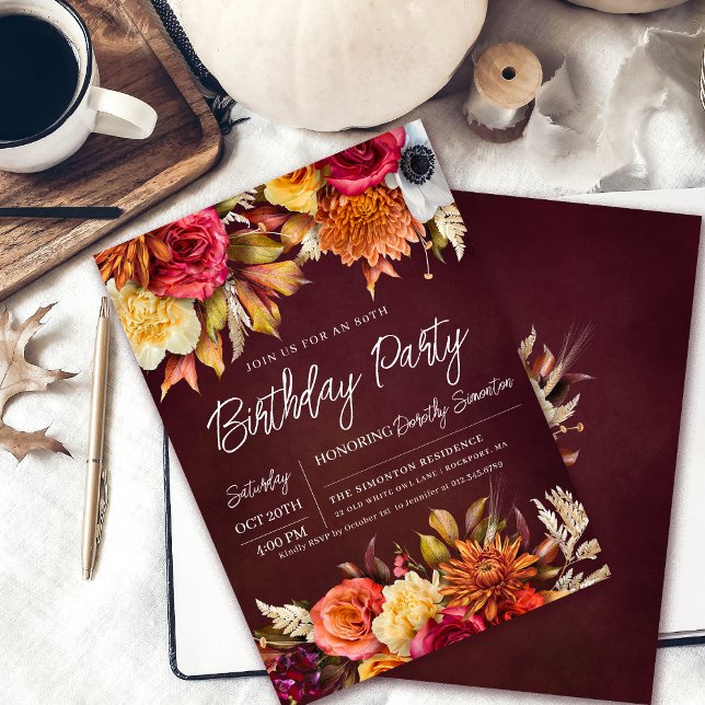 Invitación Flores de Borgoña Caída Guión de Moda 80 cumpleaño (Vibrant 80th Birthday Invitation . Perfect for a fall celebration!)