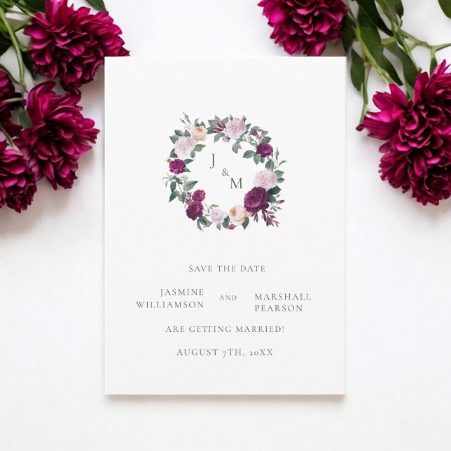 Invitación Flores de Borgoña elegantes salvan la fecha (stunning save the date card with monogram and a floral wreath )