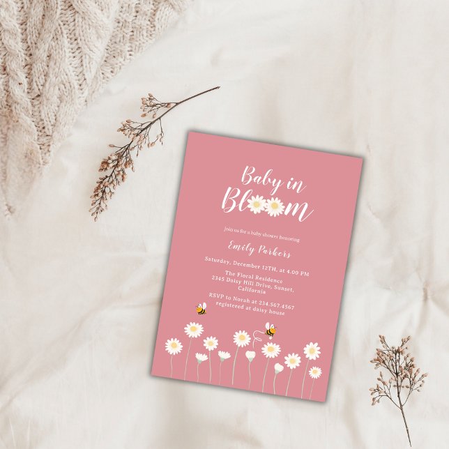 Invitación Flores De Daisy Rosa Nacidas En Baby Shower En Blo (Pink Daisy Flowers Baby In Bloom Baby Shower Invitation)