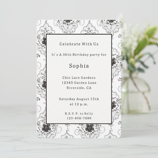 Invitación Flores de encaje falso de cumpleaños blancas y neg (Anverso de pie)
