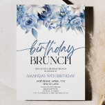 Invitación Flores de flores azules de cumpleaños Fiesta de br<br><div class="desc">¡Esta es una moderna y elegante fiesta de brunch de cumpleaños con flores azules!</div>
