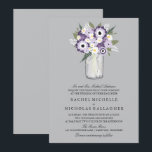 Invitación Flores de gris morado Mason Jar | BODA<br><div class="desc">DE LA COLECCIÓN MASON JAR SWEETNESS BODA COLLECTION: An Elegant Mason Jar relleno de flores de colores de color claro y morado oscuro con flores silvestres de margaritas blancas. El fondo es de color gris plateado. ... Para obtener información sobre cambios de diseño personalizados por parte del diseñador independiente, envíe...</div>