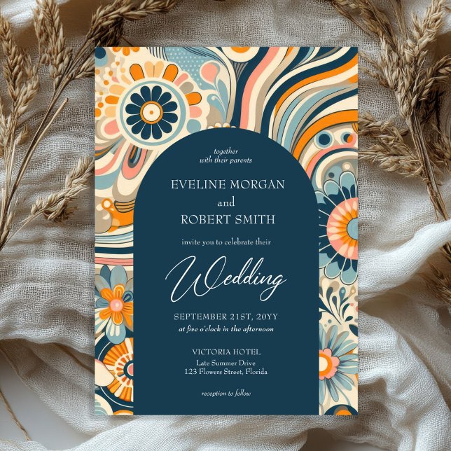 Invitación Flores de moda naranja azul marino arco azul (trendy retro groovy flowers navy and orange blue arch wedding invitation)