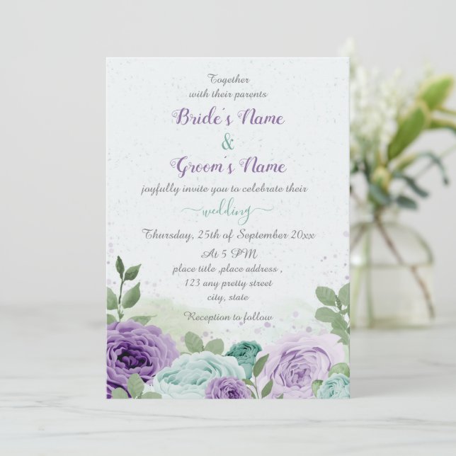 Invitación flores moradas azules hojas verdes boda (Anverso de pie)