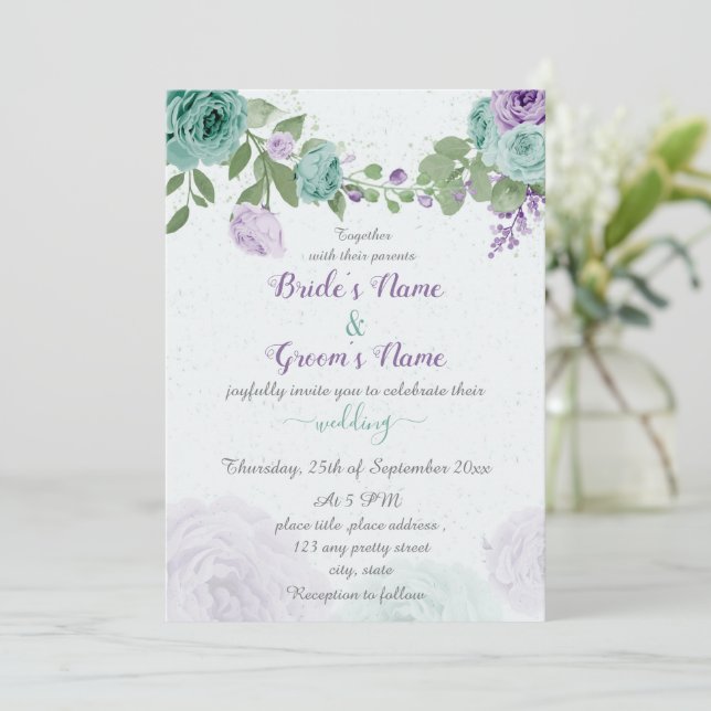 Invitación flores moradas azules hojas verdes boda (Anverso de pie)