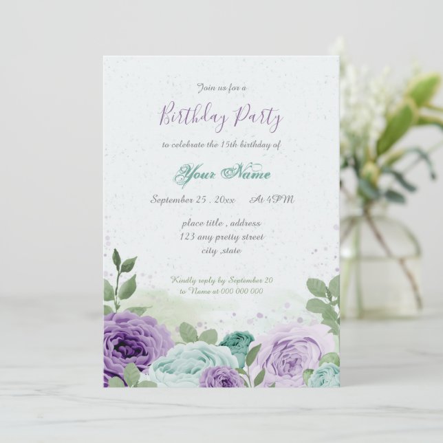 Invitación flores moradas azules hojas verdes cumpleaños (Anverso de pie)